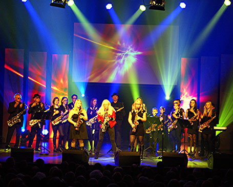 Saxophonistinnen und Saxophonist als Bühnen-Show
