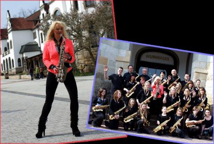 Saxophonistin mit Saxophonensemble