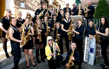 Saxophon-Ensemble in einer Show mit Saxophonist female Kathrin Eipert