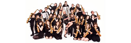 Saxophon-Ensemble in einer Show mit Saxophonist female Kathrin Eipert