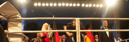 Saxophonistin mit Nationalhymne bei Box-WM