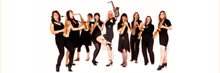 Saxophonistinnen in einer Show