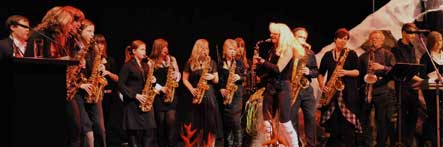 Saxophonistinnen in einer Show