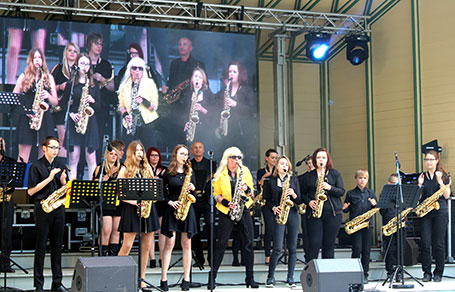 Saxophonistinnen im Orchester